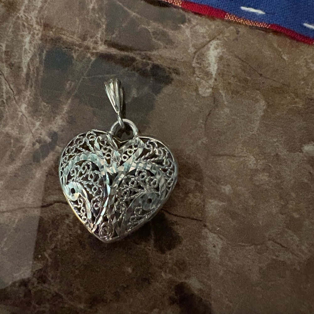 EUC sterling silver puff heart pendant. 6.49 grams